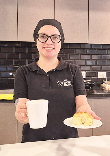 Mujer ofreciendo café y medialunas