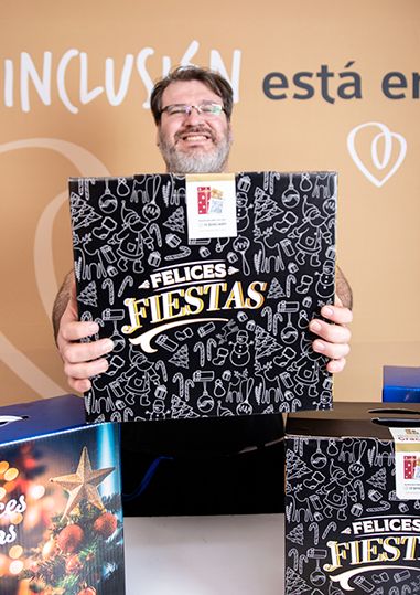 Hombre feliz ofreciendo cajas navideñas