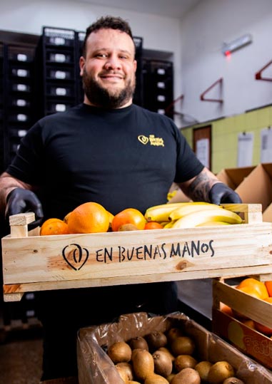 Hombre cargando frutas