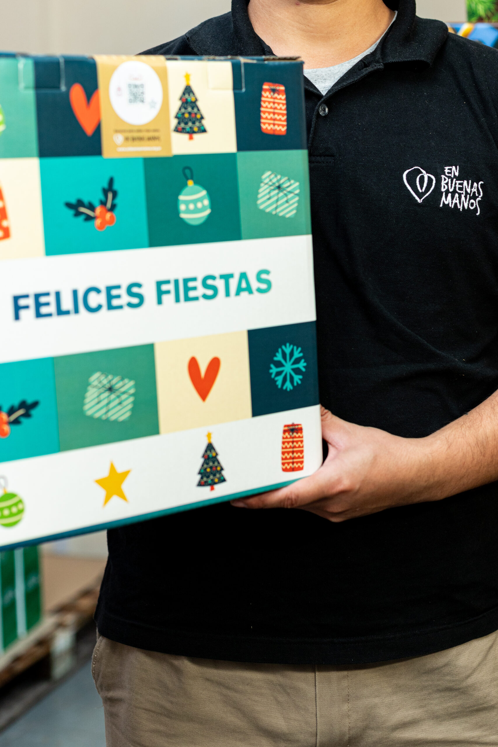 Hombre feliz ofreciendo cajas navideñas